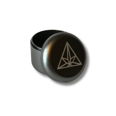 Treez Club CannaPuck 2.0: Aluminium-Behälter mit Deckel zur Kräuteraufbewahrung