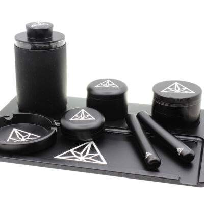 Treez Club Premium Zubehör Set mit Rolltablett, Kräutermühle, Aschenbecher, Vorratsglas, geruchsdichter Koffer